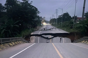 Sập cầu lớn trong đêm, toàn bộ phương tiện bị cấm qua lại