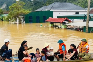 Bộ Chính trị chỉ đạo khắc phục hậu quả cơn bão số 10, khẩn trương ứng phó với bão số 11