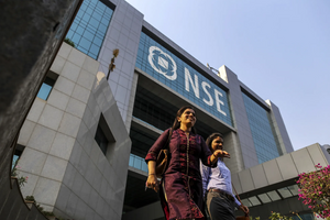 Nhà đầu tư nước ngoài tháo chạy, rút vốn với tốc độ không tưởng: Chuyện gì xảy ra với siêu cường châu Á?