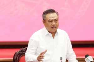 Nhiều công viên, vườn hoa ở Hà Nội chưa được ký hợp đồng duy trì nên cỏ dại mọc đầy, xuống cấp