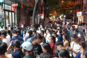 Hà Nội: Giao thông tắc nghẽn, phố đông nghịt người xếp hàng mua bánh Trung thu