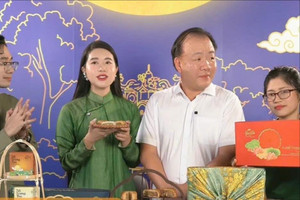 Cục trưởng Cục QLTT lần đầu xuất hiện trên livestream cùng KOL Hoa hậu Vỉa hè trải nghiệm bánh Trung thu