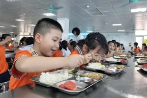 Hà Nội lập đoàn kiểm tra đột xuất bữa ăn bán trú học sinh sau ồn ào rau 'phù phép'