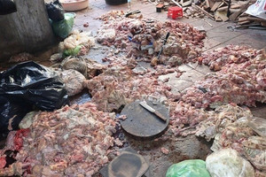 Kinh hoàng: 1,5 tấn mỡ heo chế biến ngay dưới nền nhà, bệ bếp đen quánh như dầu nhớt ở Nghệ An