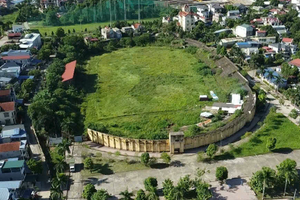 Cảnh hoang tàn của sân vận động 30.000 chỗ ngồi từng là biểu tượng tự hào của ngành Gang thép
