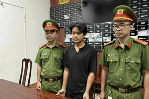 Khởi tố, bắt nhân viên giao hàng Lê Minh Nhân