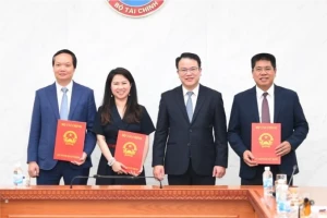Bộ Tài chính bổ nhiệm 3 cục trưởng, vụ trưởng