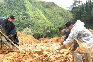 Vụ sạt lở vùi lấp một gia đình ở Tuyên Quang: Tìm thấy 3 nạn nhân, di dời khẩn hàng chục hộ dân