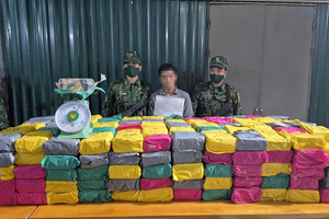 Thu giữ 500kg ma túy trong hàng chục bao tải của 2 người nước ngoài