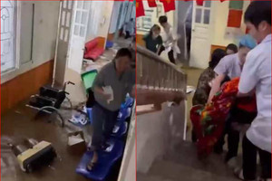 Video: Nước lũ tràn vào bệnh viện ở Sơn La