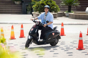 Phụ huynh ‘chốt đơn’ xe máy điện VinFast giá 12 triệu cho con, chia sẻ thẳng chất xe, học sinh đi rồi tuyên bố một câu khi leo dốc