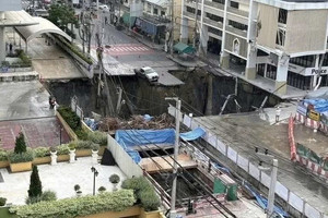 Hố tử thần sâu 50m xuất hiện ngay trước cổng bệnh viện, sơ tán khẩn cấp 3.500 bệnh nhân