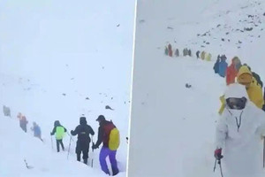 Bão tuyết dữ dội bao phủ Everest, gần 1.000 người mắc kẹt