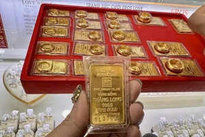 Giá vàng miếng tăng dựng đứng, đỉnh lịch sử mới được thiết lập