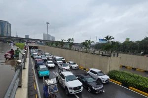 CẬP NHẬT: 54 điểm ngập sâu ở Hà Nội, người dân di chuyển bằng thuyền ở Mỹ Đình