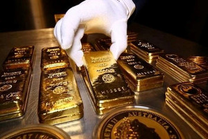 Dòng tiền rời bỏ USD, vàng tiến sát 4.000 USD/ounce: Dấu hiệu cho một kỷ nguyên tiền tệ mới?