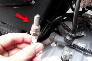 Xe máy bị ngập nước nổ máy ngay là sai lầm lớn, hãy lập tức làm 8 việc sau