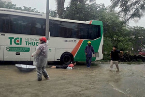 Phát hiện điểm rò điện giữa khu vực ngập, khiến nhiều người bị giật