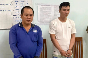 Bắt 2 đối tượng hô biến nước máy thành nước đóng bình 'xịn', giao bán cho các tiệm tạp hóa tại TP. HCM