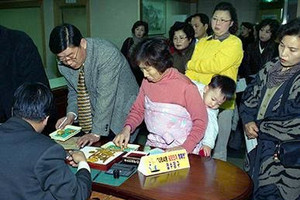 Kỳ tích chấn động lịch sử châu Á: 3,5 triệu người tháo nhẫn cưới, góp 226 tấn vàng cứu nền kinh tế bên bờ vực sụp đổ