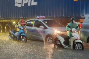 Hà Nội ngập tứ bề, loạt phương tiện chết máy giữa đường