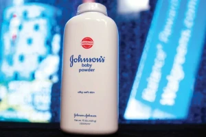 Johnson & Johnson bị yêu cầu bồi thường 966 triệu USD vì sản phẩm bột talc gây ung thư