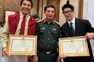 Bộ Quốc phòng trao bằng khen cho toàn bộ ê-kíp phim Mưa đỏ