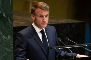 Tổng thống Pháp Macron chịu áp lực từ chức giữa hỗn loạn chính trị