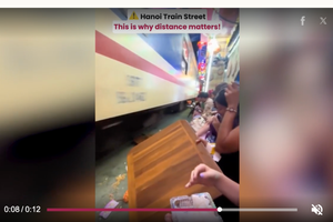 Tàu vào ga va chạm hất tung bàn ghế ở 'phố đường tàu' Hà Nội, du khách hoảng loạn bỏ chạy