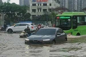 Xe số sàn và số tự động: Đâu là loại ô tô dễ hỏng hơn khi lội nước?