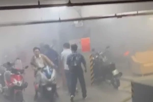 Cháy hầm giữ xe tòa nhà 11 tầng ở TPHCM, người dân hoảng hốt tháo chạy