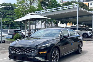 Kia K8 đầu tiên được rao bán tại Việt Nam: Sedan fastback lai coupe với nội thất hiện đại, trang bị 9 túi khí toàn xe, đối thủ 'nặng ký' ở phân khúc hạng sang