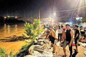 Thái Nguyên: Hàng ngàn người xuyên đêm gia cố đê sông Cầu