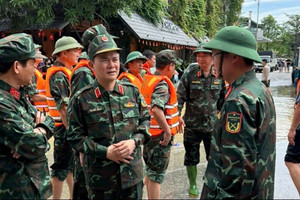 Viettel huy động 300 người cùng 50 thuyền xuồng, triển khai ưu đãi đặc biệt cho bà con vùng lũ