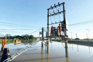 Gần 400 trạm biến áp điện lực Thái Nguyên vẫn chìm trong nước