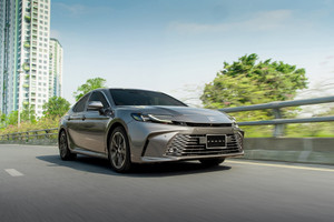 Toyota làm điều xưa nay hiếm với Camry, liệu 'xuống nước' có thắng được làn sóng xe gầm cao?