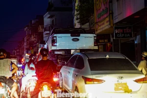 Ô tô ngập khắp phố, cứu hộ Thái Nguyên trắng đêm ‘vớt’ xe sau lũ