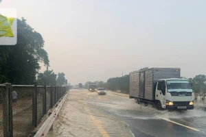 Cao tốc Hà Nội - Thái Nguyên ngập nặng, ô tô lưu thông thế nào?