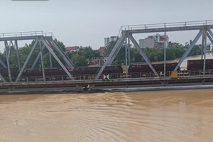 Huy động tàu 300 tấn về Bắc Ninh ‘trấn giữ’ cây cầu hơn 130 năm tuổi