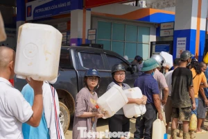 Thái Nguyên: Người dân xếp hàng dài, mang can nhựa đi mua xăng... để chạy máy phát