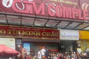 Chen lấn mua vàng, nhiều cửa hàng quá tải phải tạm đóng cửa