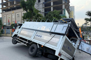 Xe tải sụp 'hố tử thần' tại Hà Nội