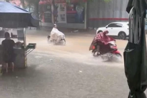 Hà Nội xuất hiện hơn 10 điểm ngập sau trận mưa sáng 11/10