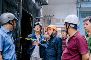 Chủ tịch Hà Nội kiểm tra hiện trường, yêu cầu khẩn trương điều tra vụ cháy khiến 5 người tử vong