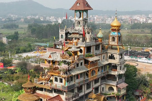 'Biệt thự điên' của một nông dân xây ròng rã 10 năm gây sốt mạng, mỗi ngày cả vạn khách thăm