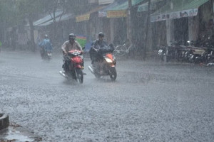Hà Nội mưa lớn, hơn 1.000 cú sét đánh xuống trong 1 giờ đồng hồ