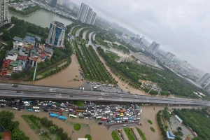 Vì sao Hà Nội bị 'nhấn chìm' sau trận mưa lớn?