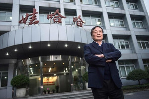 42 tuổi, người lao công quét trường bắt đầu dựng nên thương hiệu nước giải khát thách thức cả Coca-Cola lẫn Pepsi, từng 3 lần trở thành người giàu nhất Trung Quốc: Đế chế huyền thoại nay ra sao?