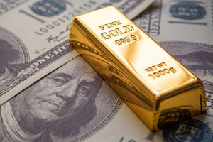 Đồng USD lao dốc, vàng bứt phá chưa từng có: Tất cả tại ông Trump?