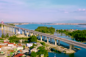 Cầu vượt biển dài nhất miền Trung, kết thúc hơn 100 năm di chuyển bằng dò của người dân đôi bờ